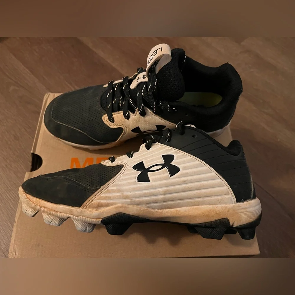 Boy’s Under Armour Baseball Cleats - Picture 3 of 6